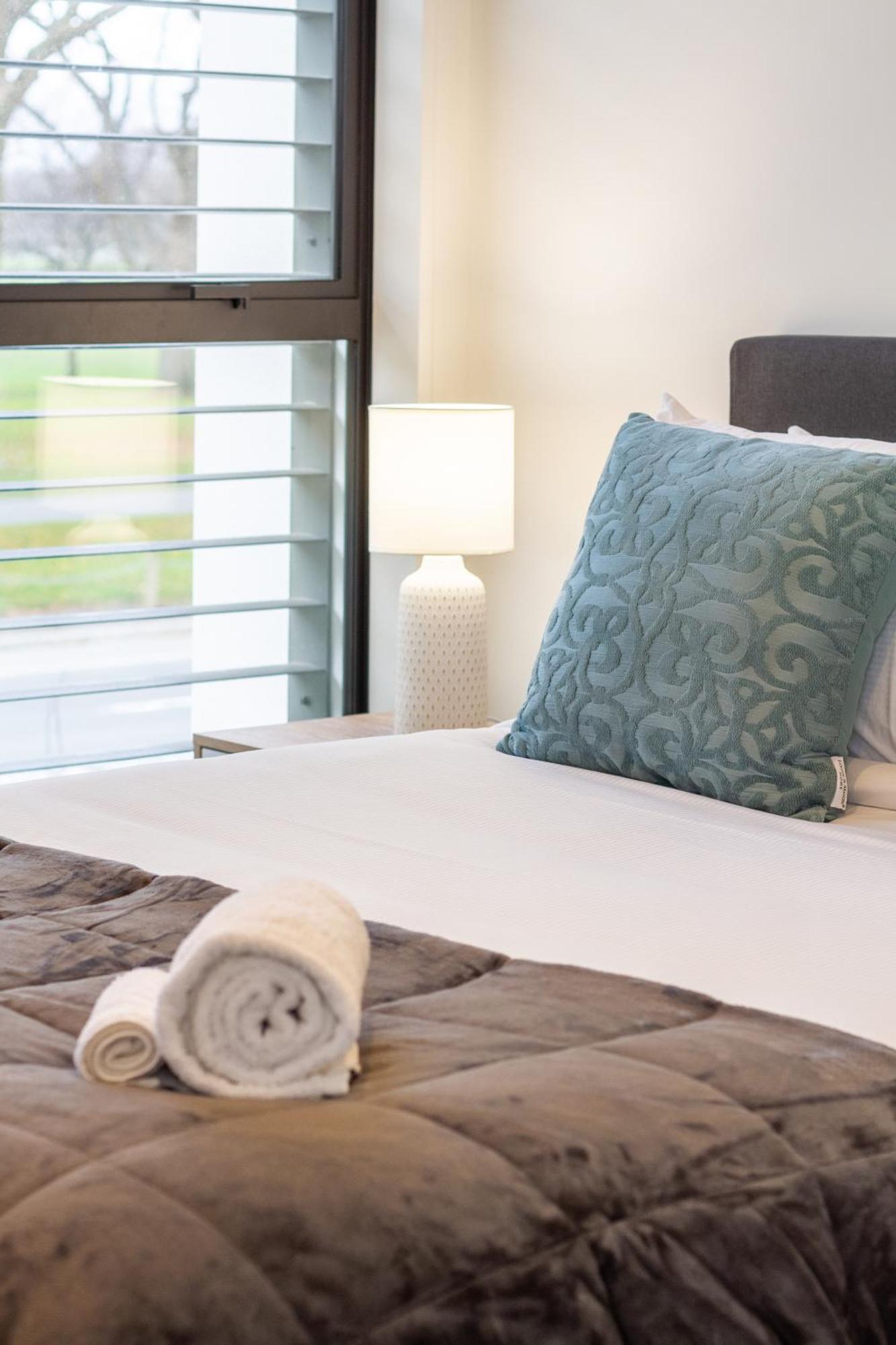 Modern 2 Bed 2 Bath Opposite Hagley Park Apartment Christchurch Ngoại thất bức ảnh
